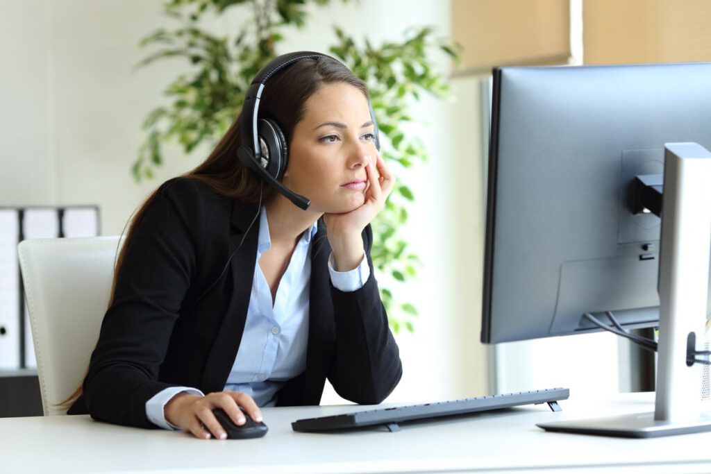 Klantenservice medewerker met headset: sneller antwoord met AI automatisering zonder kwaliteitsverlies.