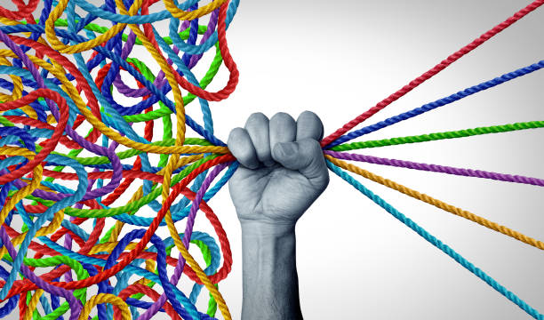 Verwarde wirwar van touwen die in één hand samenkomt: beeld voor chaos in processen en waar AI automatisering structuur geeft.