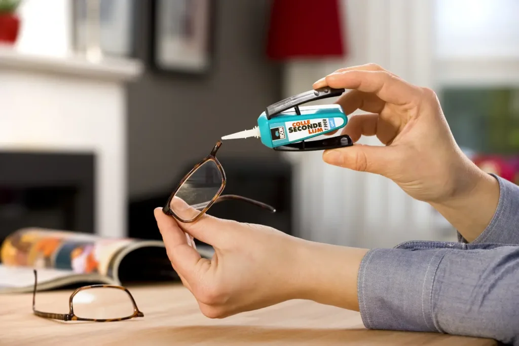 Bril repareren met lijm: metafoor voor het ‘lijmwerk’ dat AI automatisering in het MKB weghaalt.